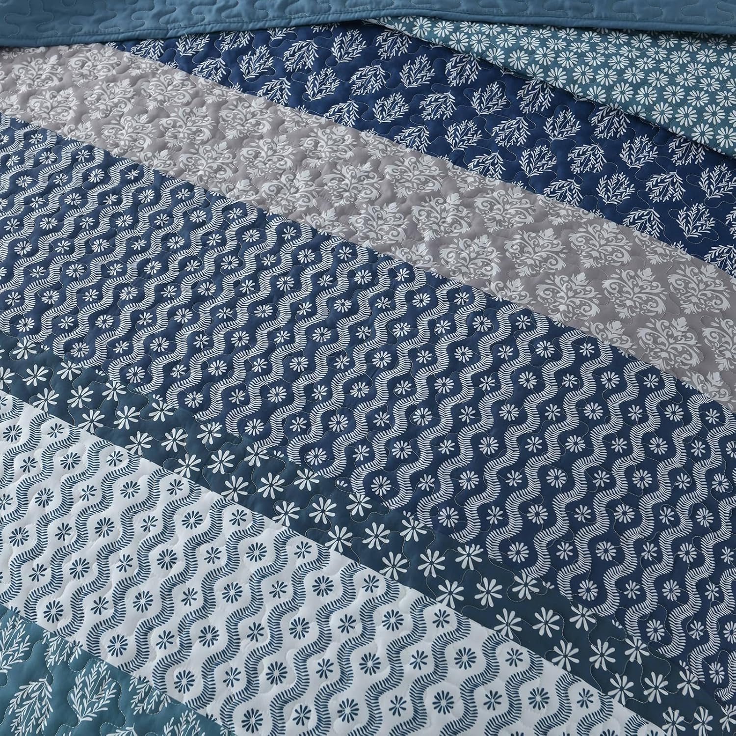 Classic Hydrangea Soft Quilted 3 Pc Bedspread & Pillow Cover Set with blue and white floral patterned quilt detail