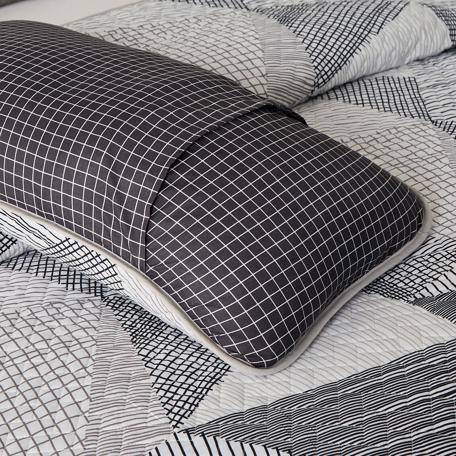 Charming urban pattern 3 Pc Bedspread & Pillow Cover Set with geometric black and white design on bedzy bedding