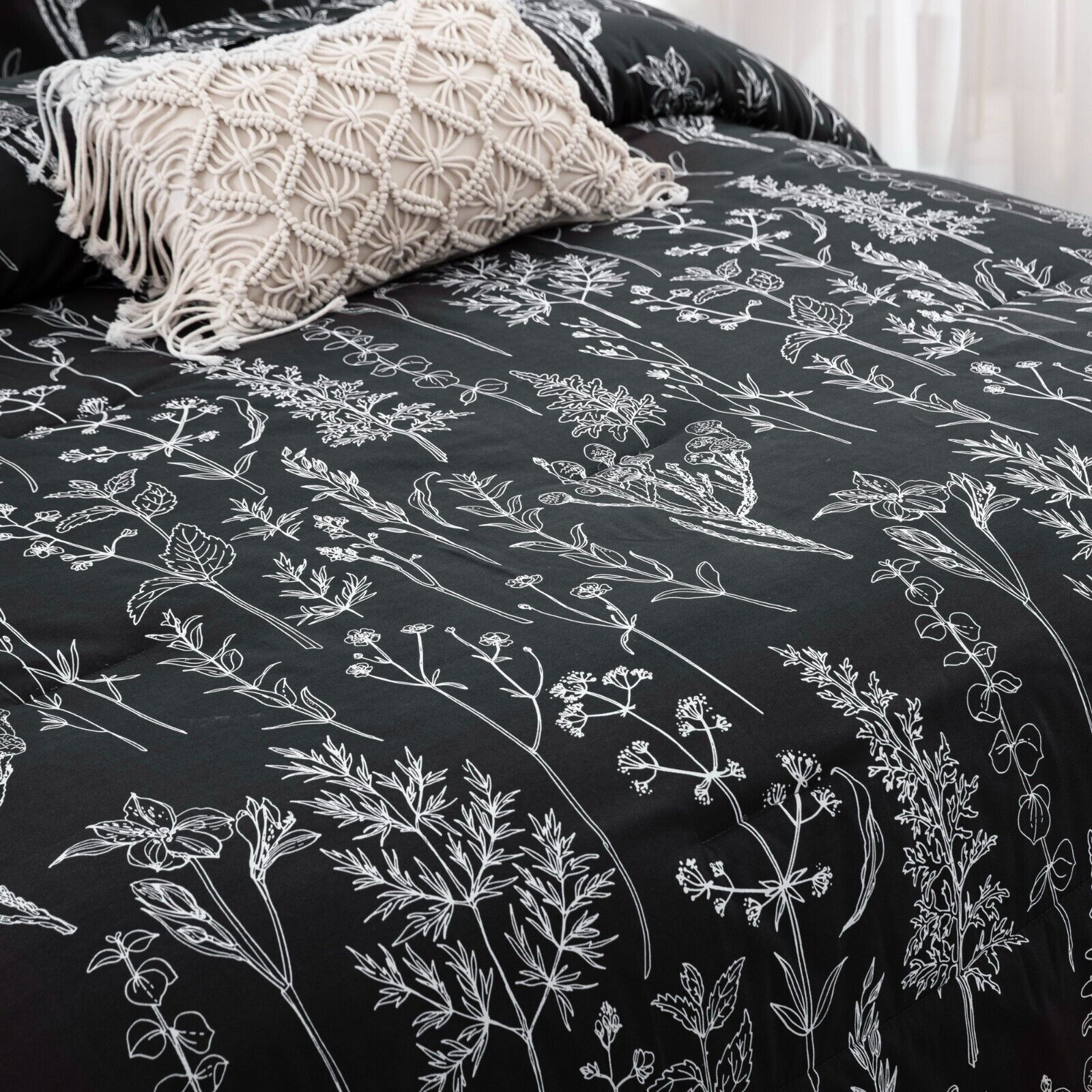 Floral Leaves Comforter Set, Queen Size, Microfiber Quilted Bedding with Pillowcase in black with white botanical patterns and textured pillow