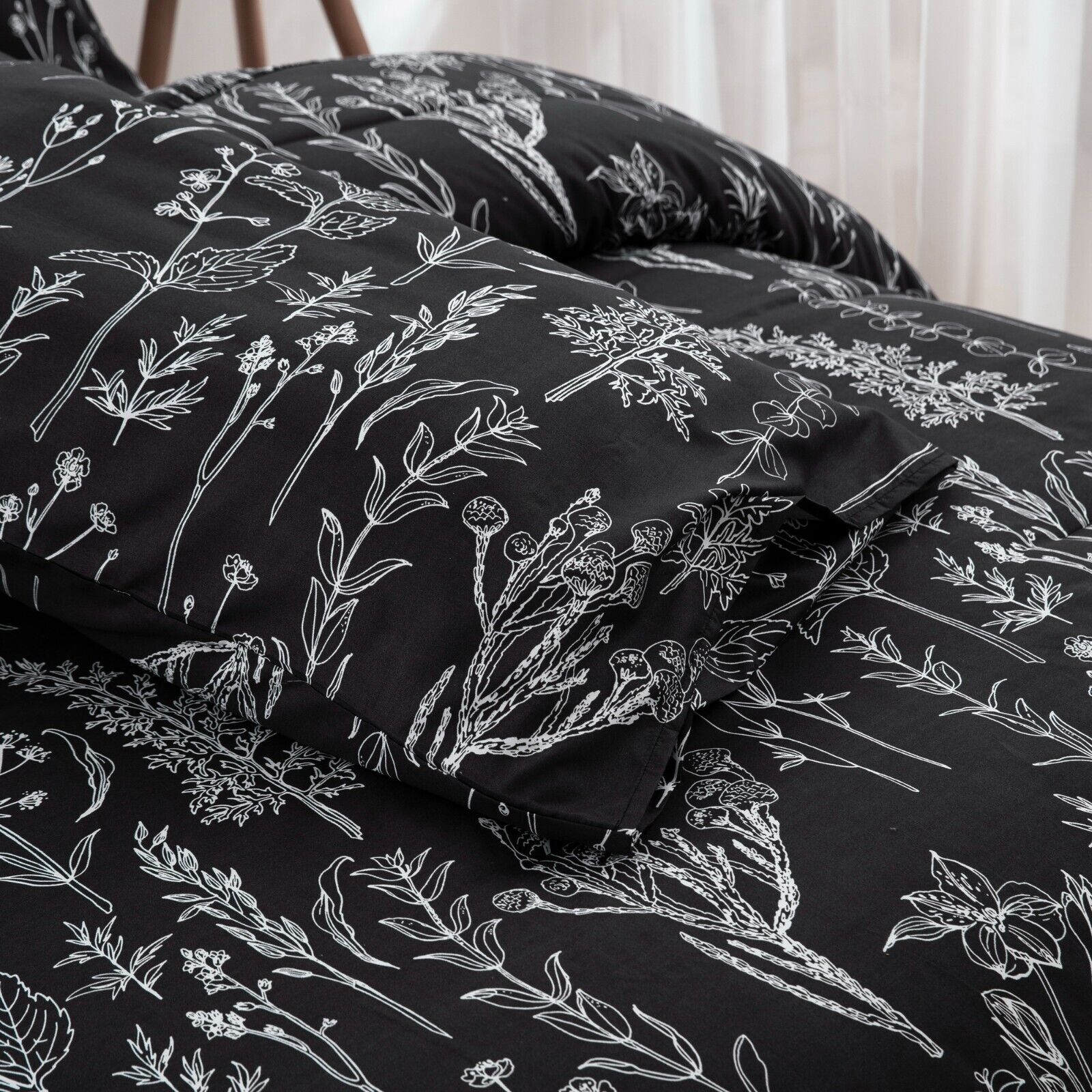 Floral Leaves Comforter Set, Queen Size, Microfiber Quilted Bedding with Pillowcase in black with white botanical print pattern