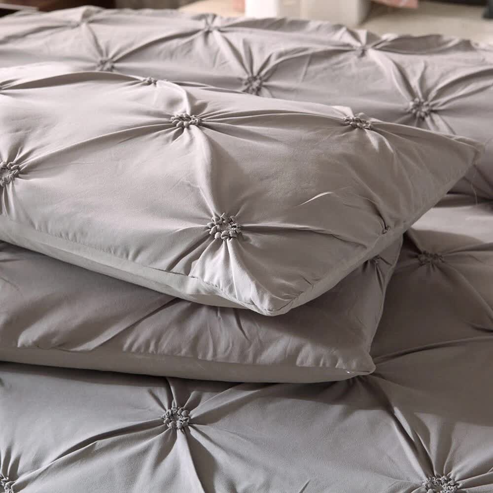Chill Vibe Bedding Set – 3‑Piece Comforter with Pillow Shams in gray with tufted detailing and soft texture for bedroom furniture.