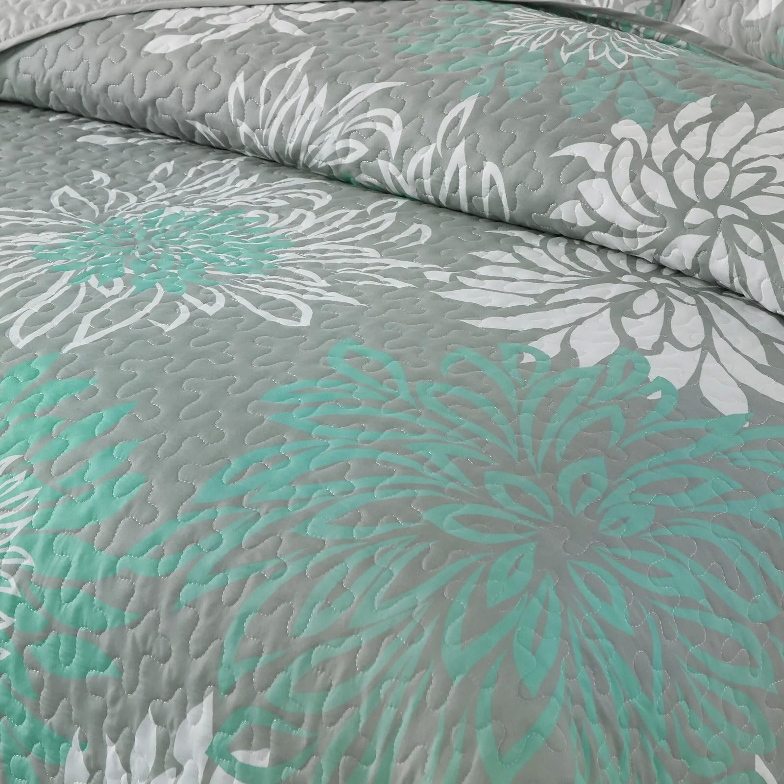 Elegant Quilted Bedspread and Pillowcases Set: Infuse Your Bedroom with Charm - Queen size with floral pattern bedding detail