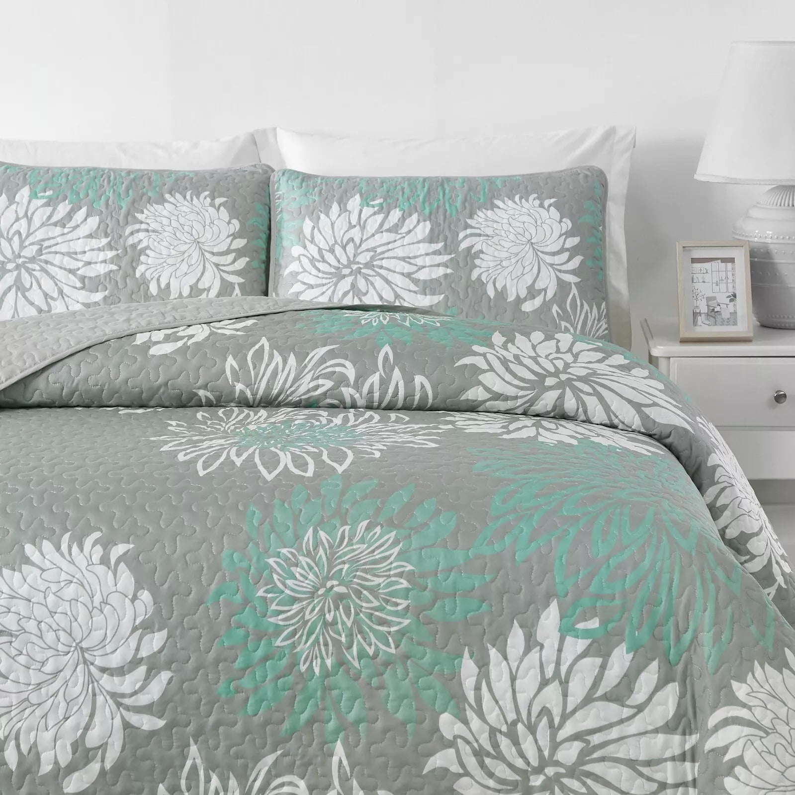 Elegant Quilted Bedspread and Pillowcases Set: Infuse Your Bedroom with Charm - Queen size in gray with white and teal floral design on bed.