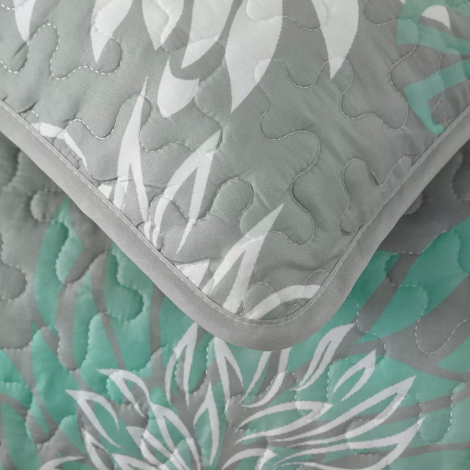 Elegant Quilted Bedspread and Pillowcases Set: Infuse Your Bedroom with Charm - Queen size with floral stitch pattern
