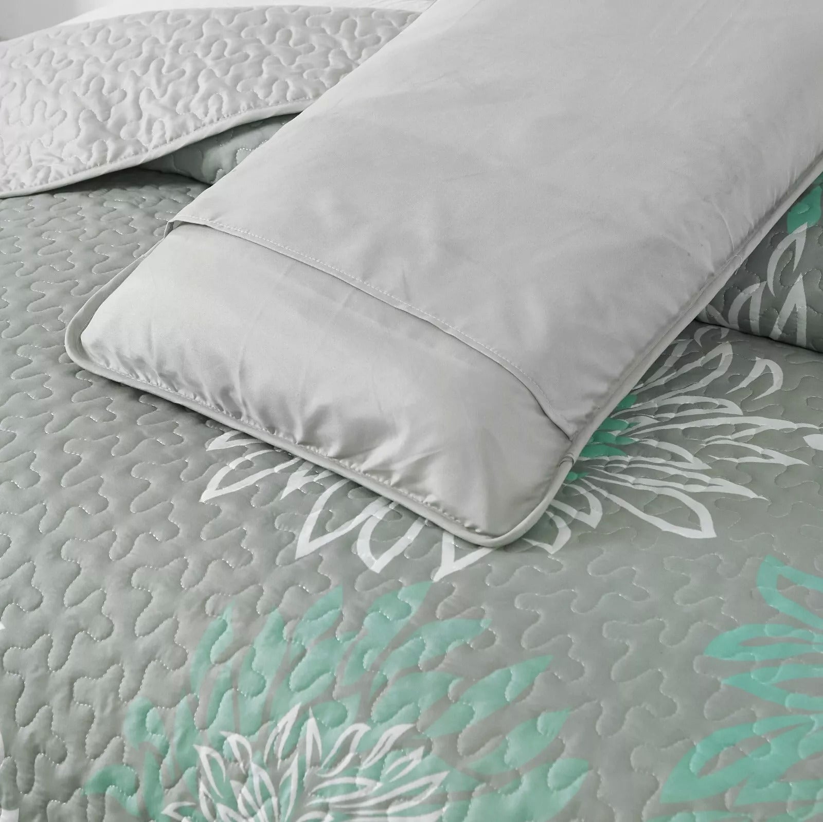 Elegant Quilted Bedspread and Pillowcases Set: Infuse Your Bedroom with Charm - Queen size with floral quilted design and solid pillowcases