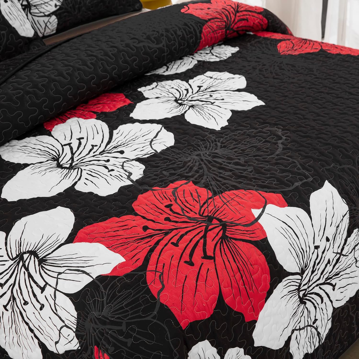 Glorious Quilted coverlet and pillowcovers set: Unmatched Beauty - Queen size with black, red, and white floral design quilt