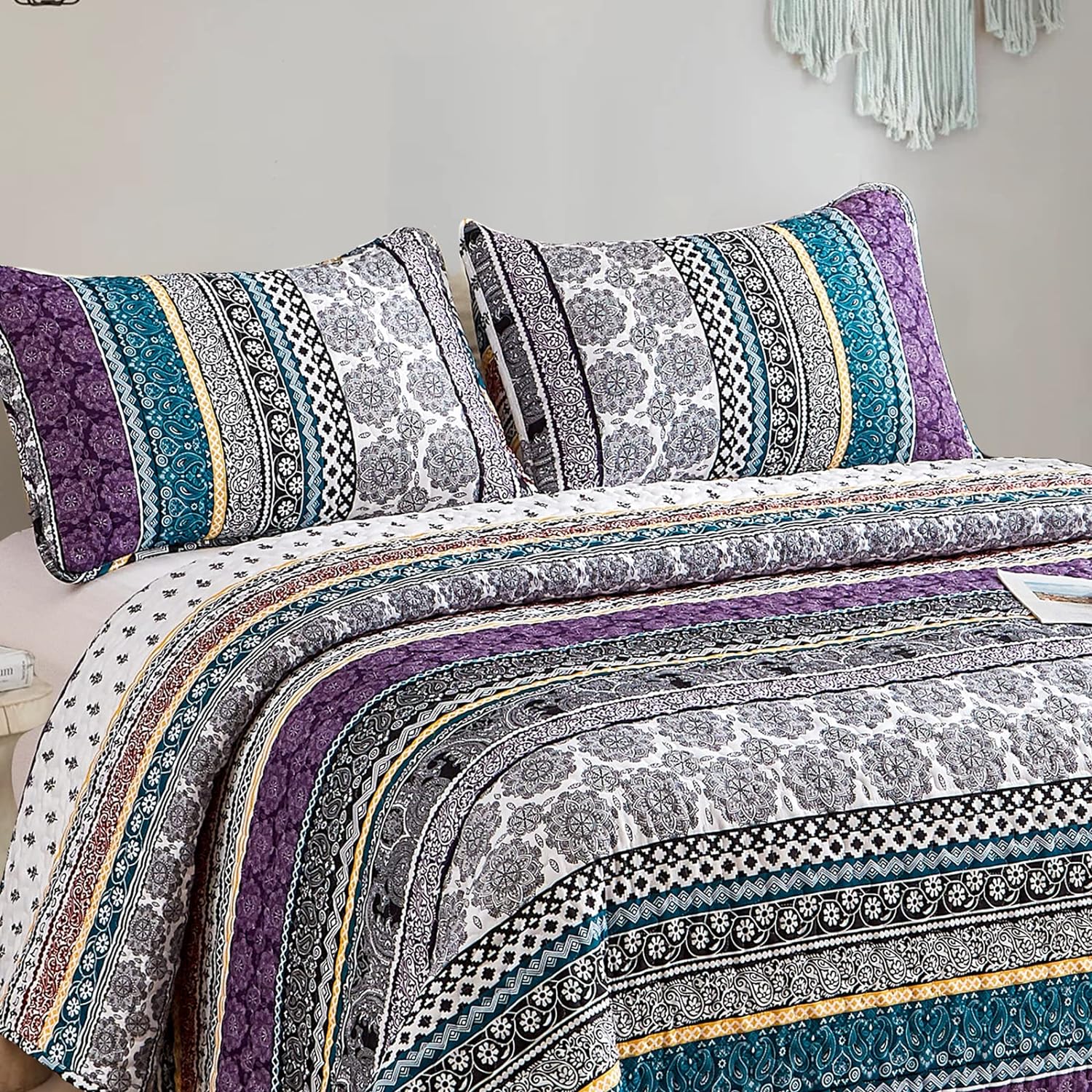 Aesthetic Quilted Bedspread and Pillowcases Set: Unify Your Bedroom's Look - Queen size with patterned quilt and matching pillows
