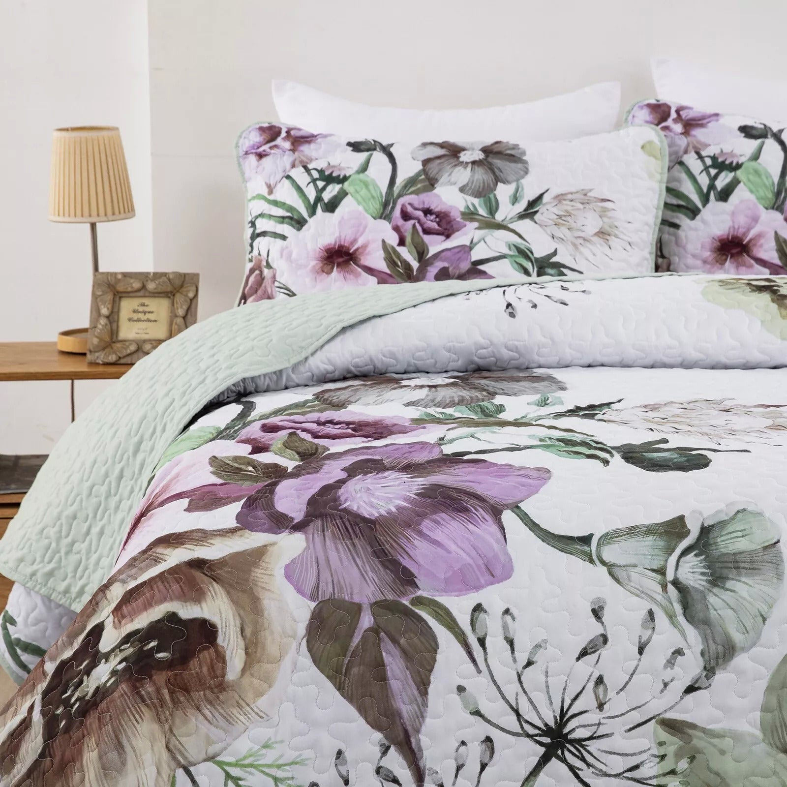 Deluxe Quilted Bedspread and Pillowcases Set: Infuse Your Bedroom with Style - Queen size floral quilt and matching pillowcases on bed