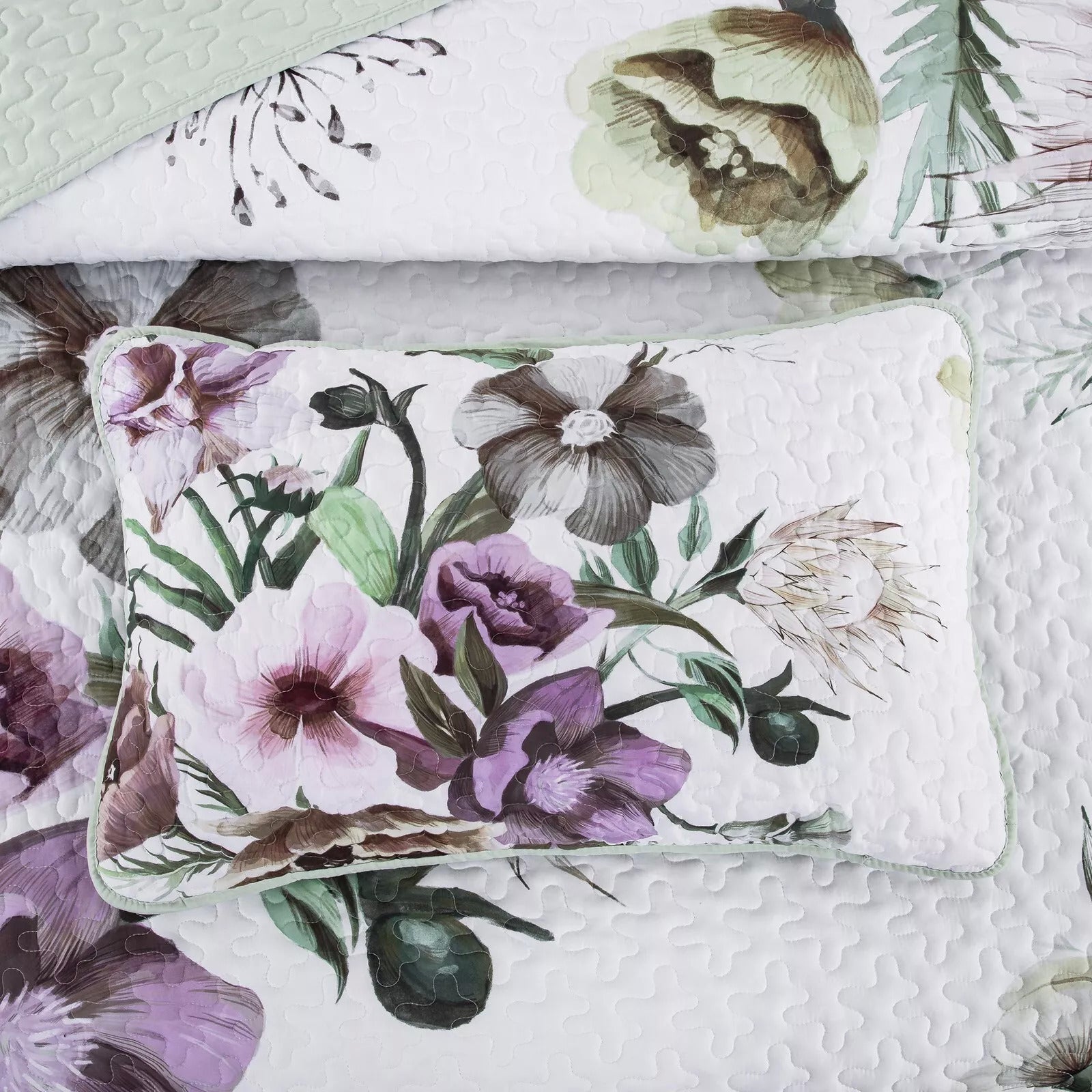Deluxe Quilted Bedspread and Pillowcases Set: Infuse Your Bedroom with Style - Queen size featuring floral quilted pattern in soft tones