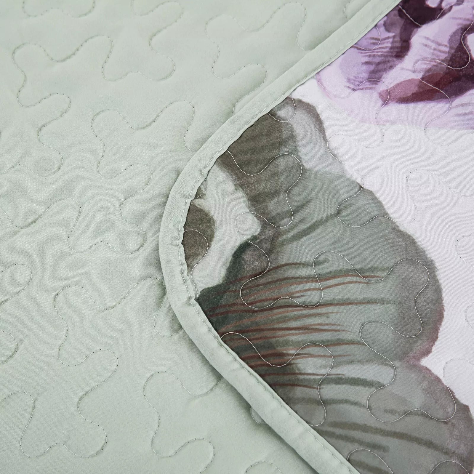 Close-up of reversible quilted design on Deluxe Quilted Bedspread and Pillowcases Set: Infuse Your Bedroom with Style - Queen size