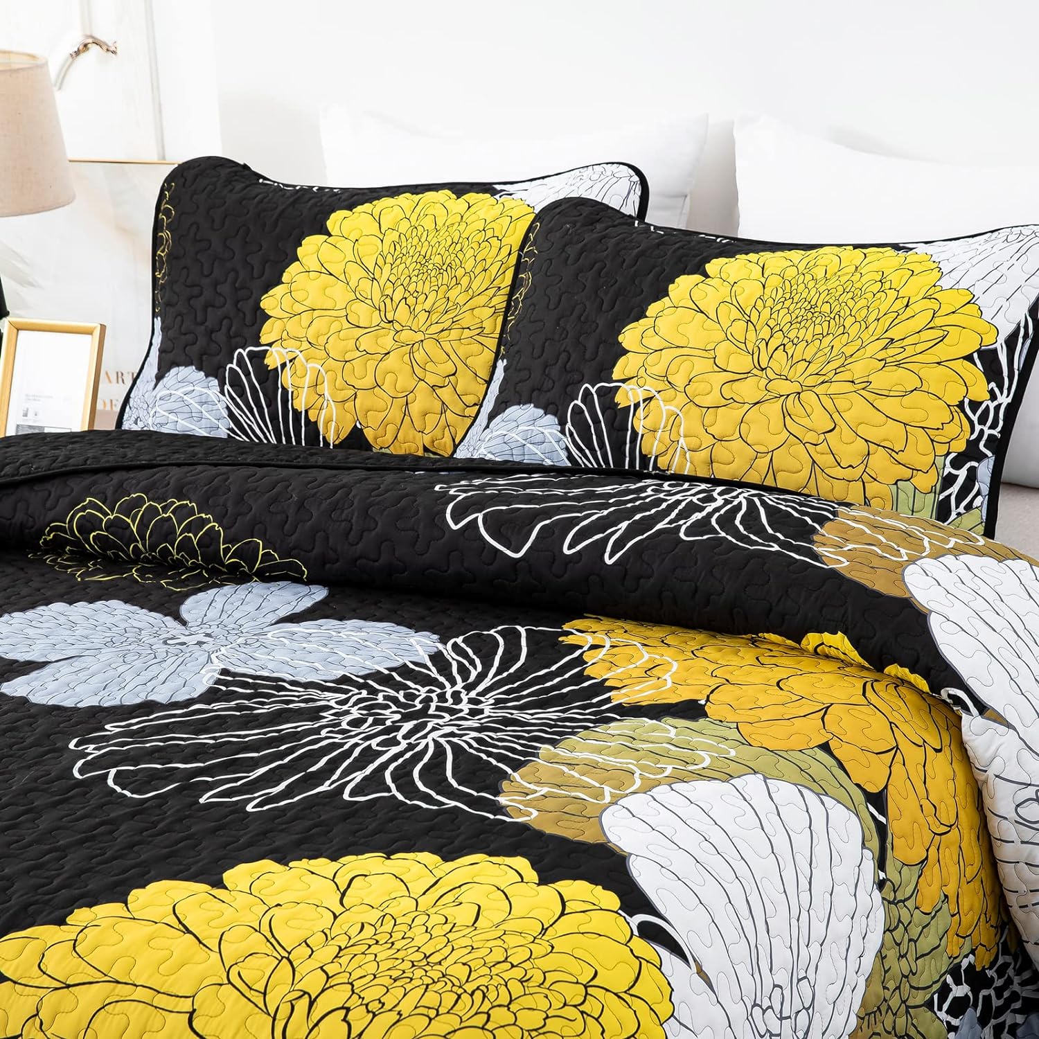 Refined Quilted Bedspread and Pillowcases Set: Perfect Harmony of Comfort and Style - Queen size with floral pattern in black, yellow, and white