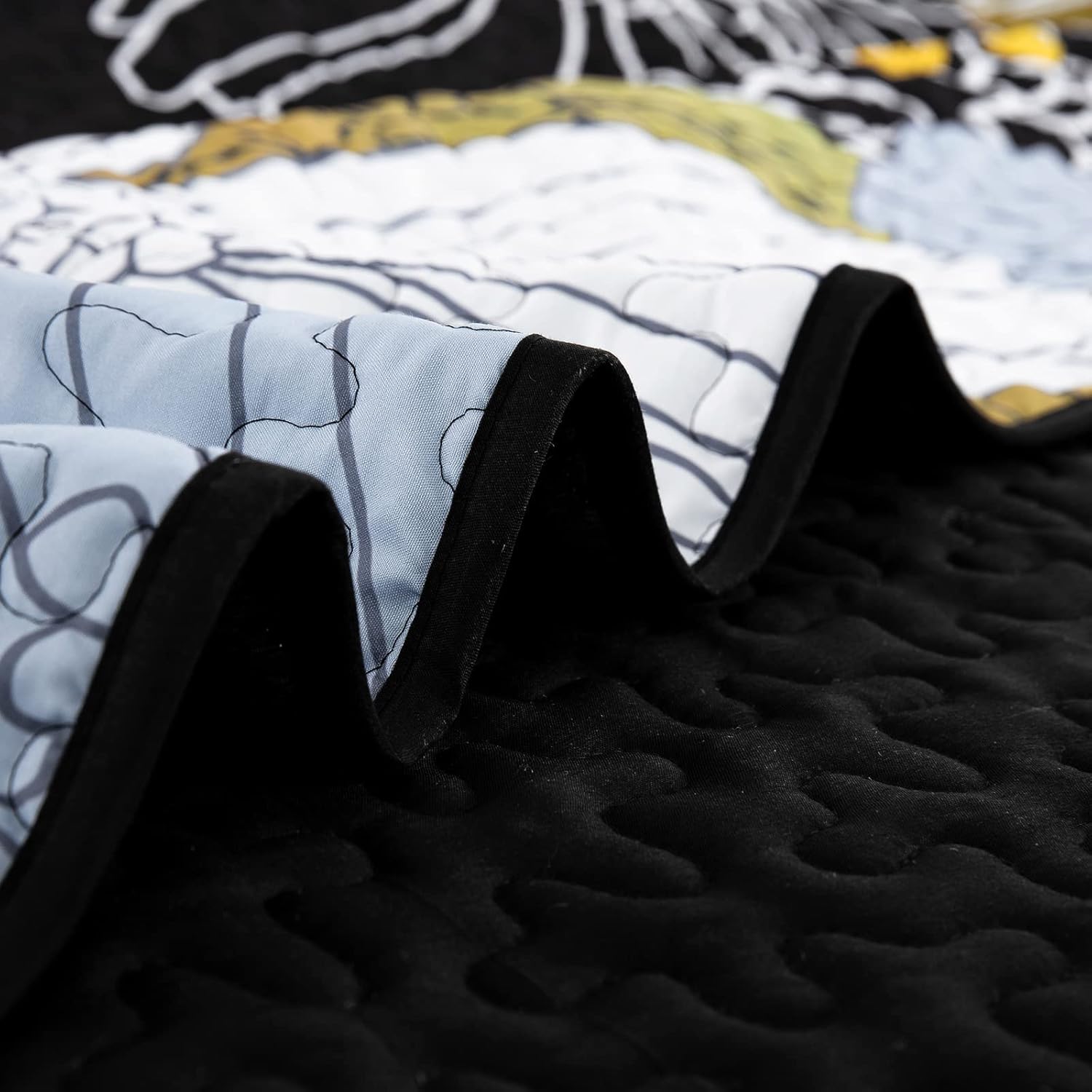 Refined Quilted Bedspread and Pillowcases Set: Perfect Harmony of Comfort and Style - Queen size with detailed stitching and black border trim.