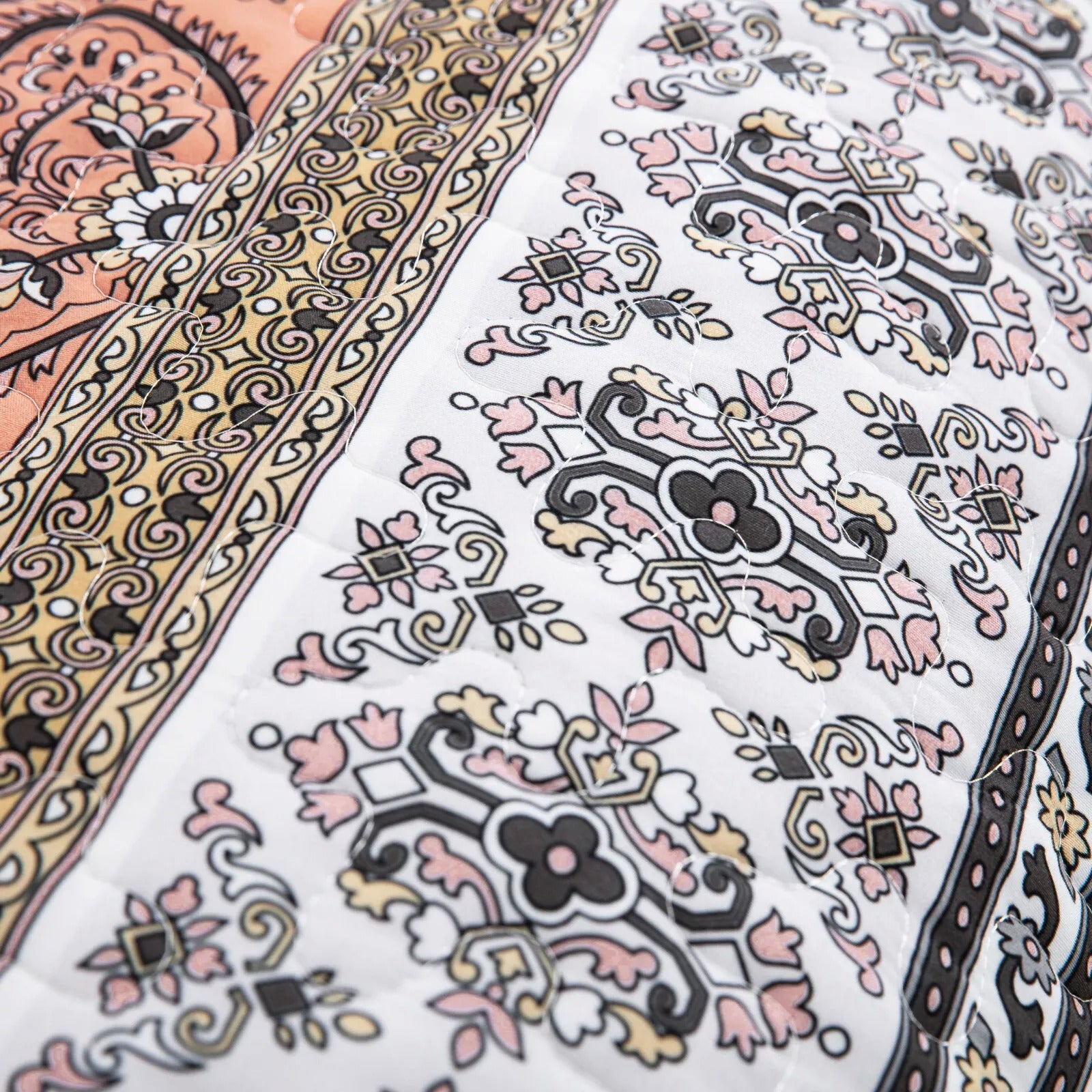 Crafted Quilted Bedspread and Pillowcases Set: A Testament to Skilled Craftsmanship - Queen size with intricate floral pattern detail