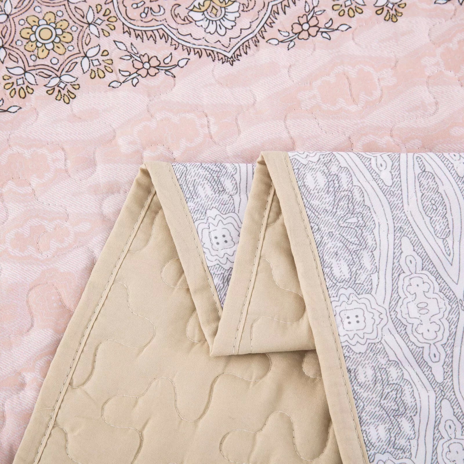 Crafted Quilted Bedspread and Pillowcases Set: A Testament to Skilled Craftsmanship - Queen size in beige with intricate quilting and reversible design