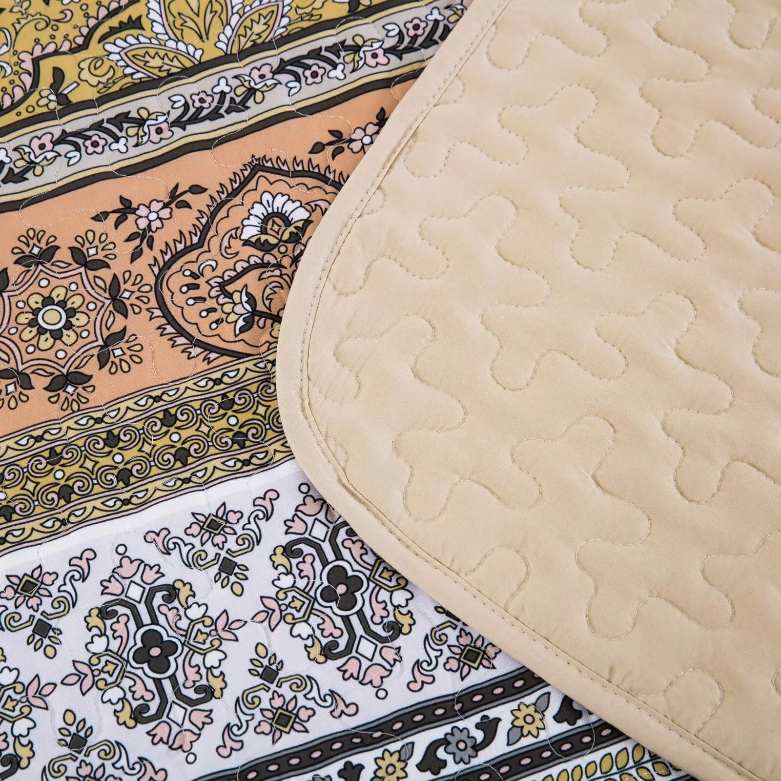 Crafted Quilted Bedspread and Pillowcases Set: A Testament to Skilled Craftsmanship - Queen size with intricate reversible pattern detail