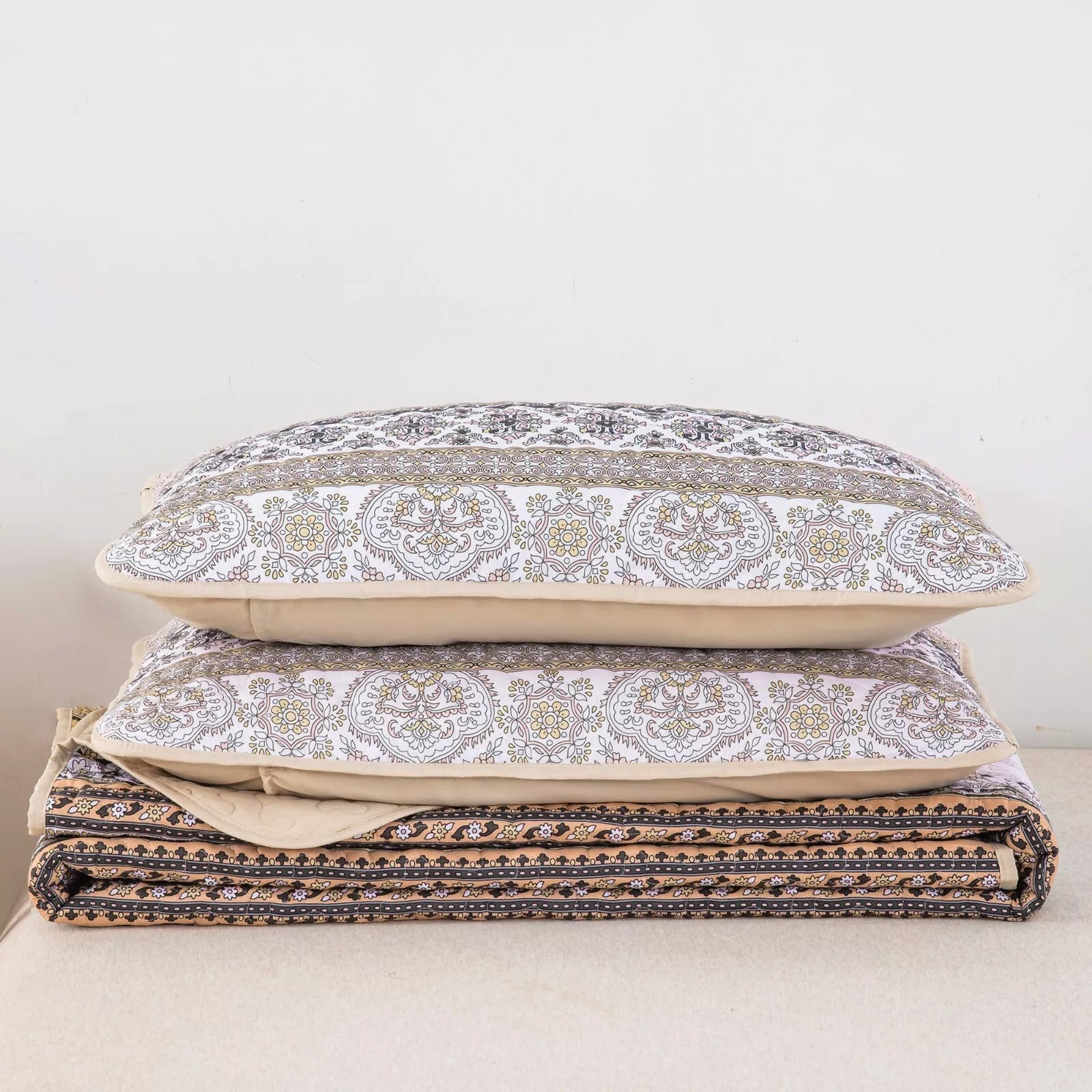 Crafted Quilted Bedspread and Pillowcases Set: A Testament to Skilled Craftsmanship - Queen size with intricate pattern bedding set
