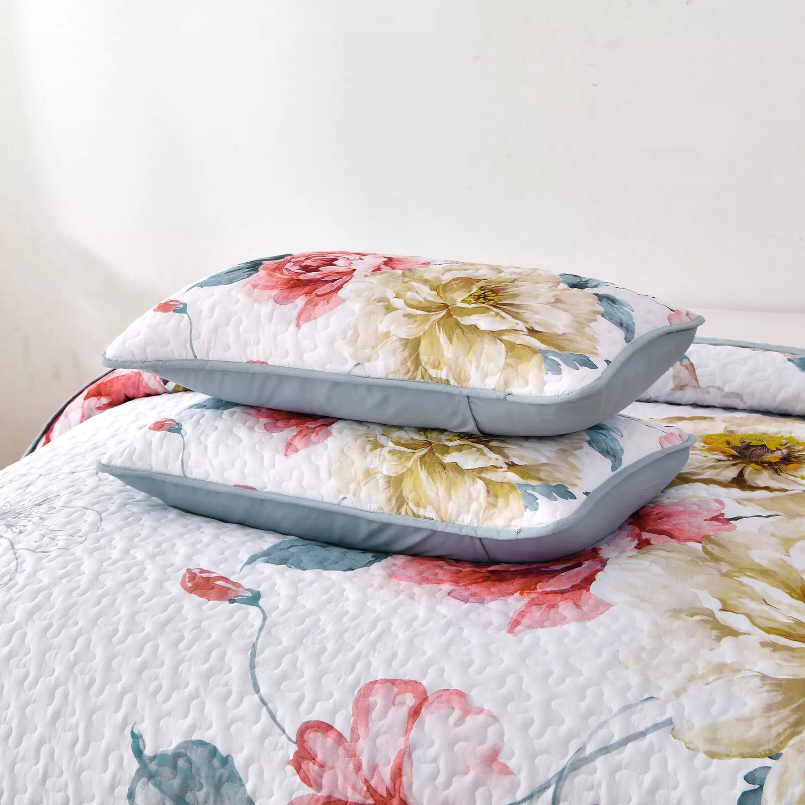 Vibrant Quilted Bedspread and Pillowcases Set: Add Color and Comfort to Your Space - Queen size with floral pattern and soft texture