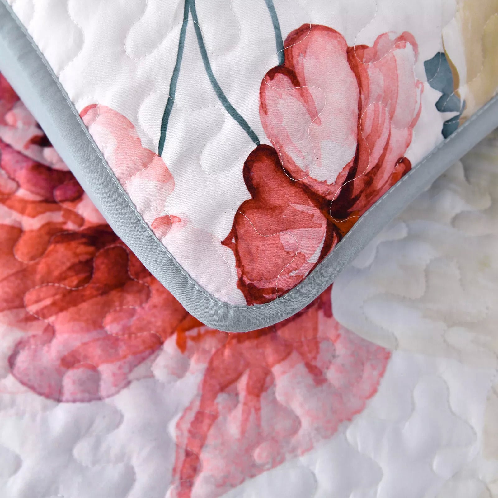 Close-up of Vibrant Quilted Bedspread and Pillowcases Set: Add Color and Comfort to Your Space - Queen size with floral pattern and quilting detail