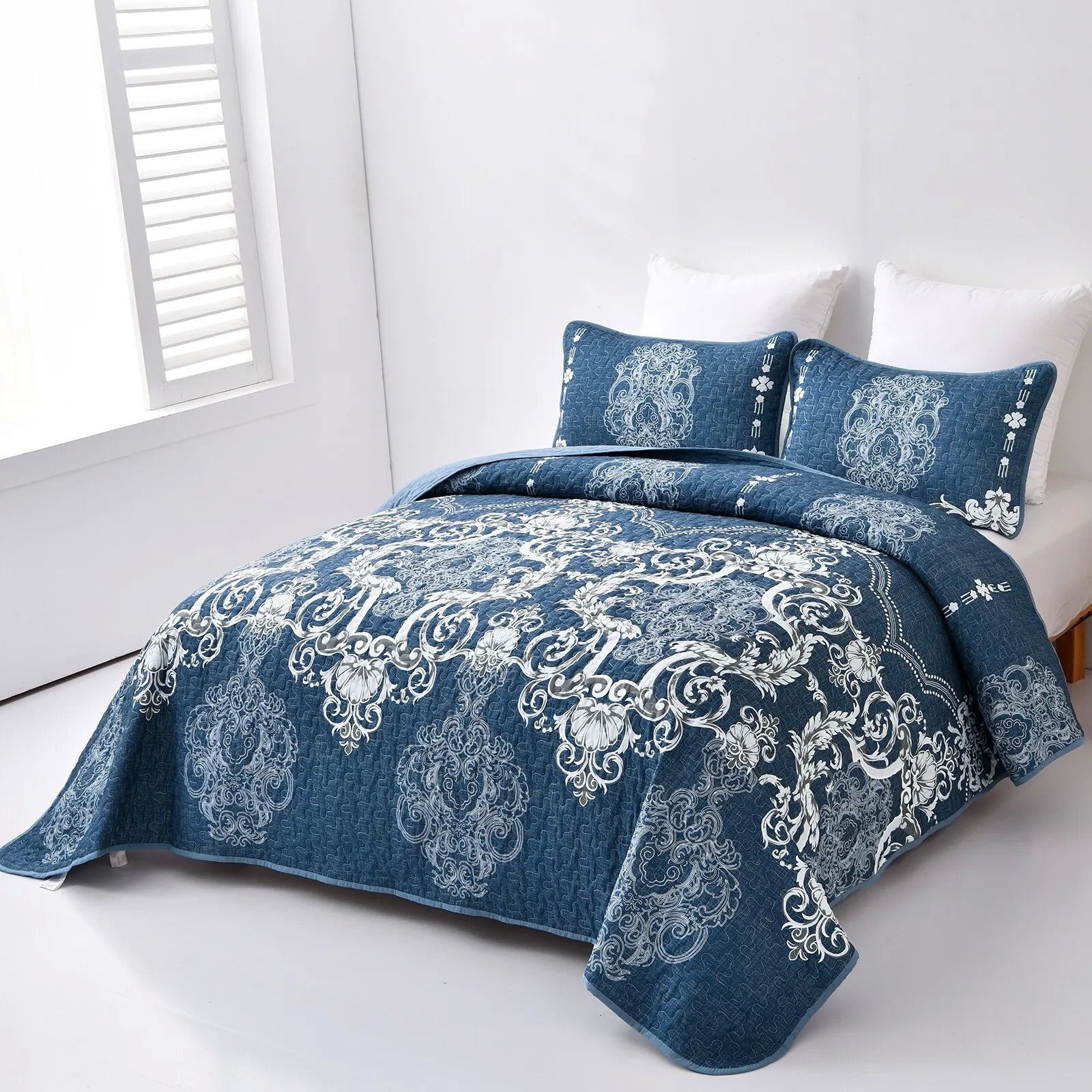 Alluring Quilted bedspread and pillowcovers set: Luxurious Bedroom Addition - Queen size with blue and white intricate quilt design