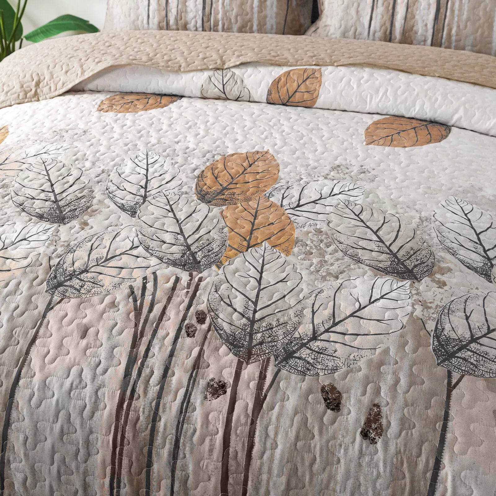 Kaleidoscope Quilted bedspread and pillowcovers set: Vibrant and Fun - Queen size with leaf pattern on beige quilted fabric