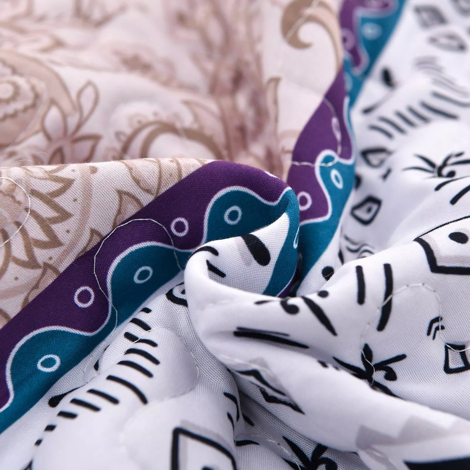 Hygge Quilted bedspread and pillowcovers set: Embrace Cozy Living - Queen size with detailed stitching and multicolor pattern close-up
