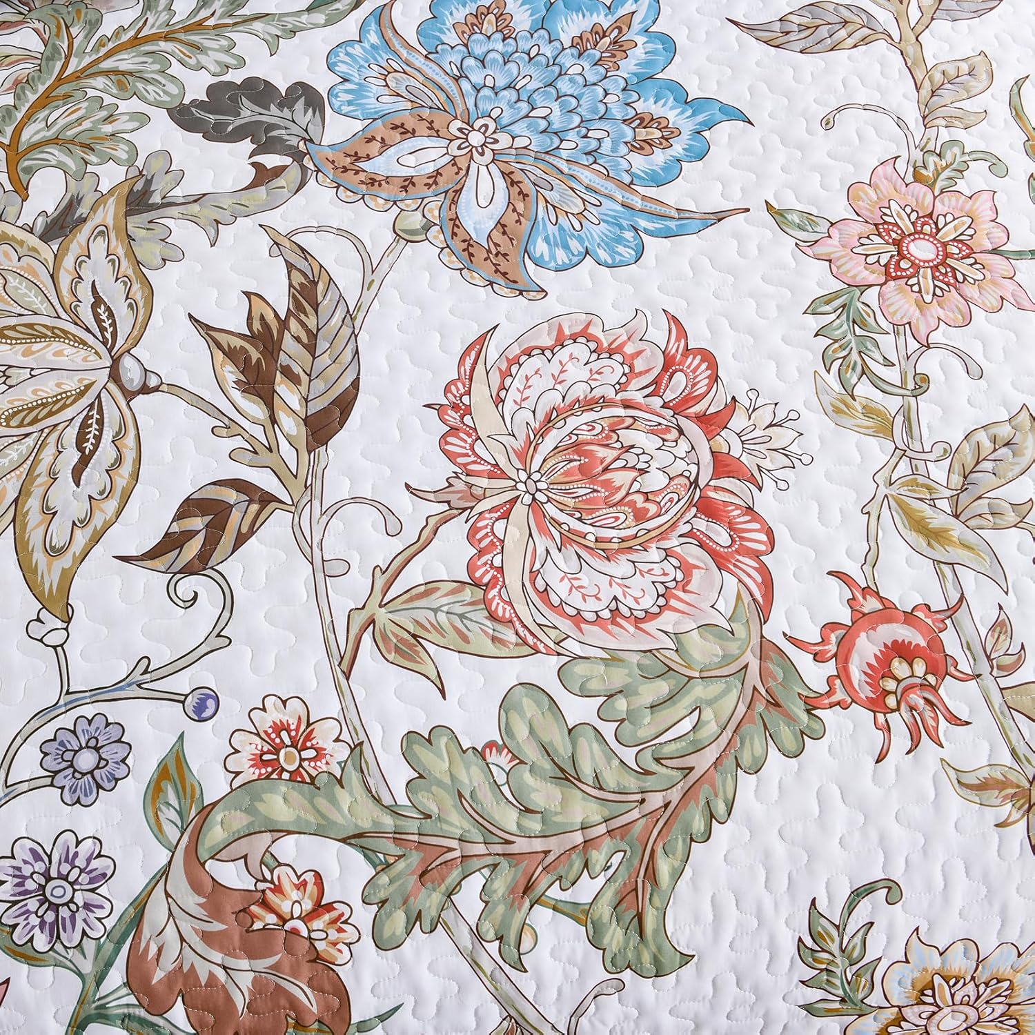 Warm and Inviting Quilted Bedspread and Pillowcases Set: Designed for Relaxation - Queen size with floral pattern and detailed stitching