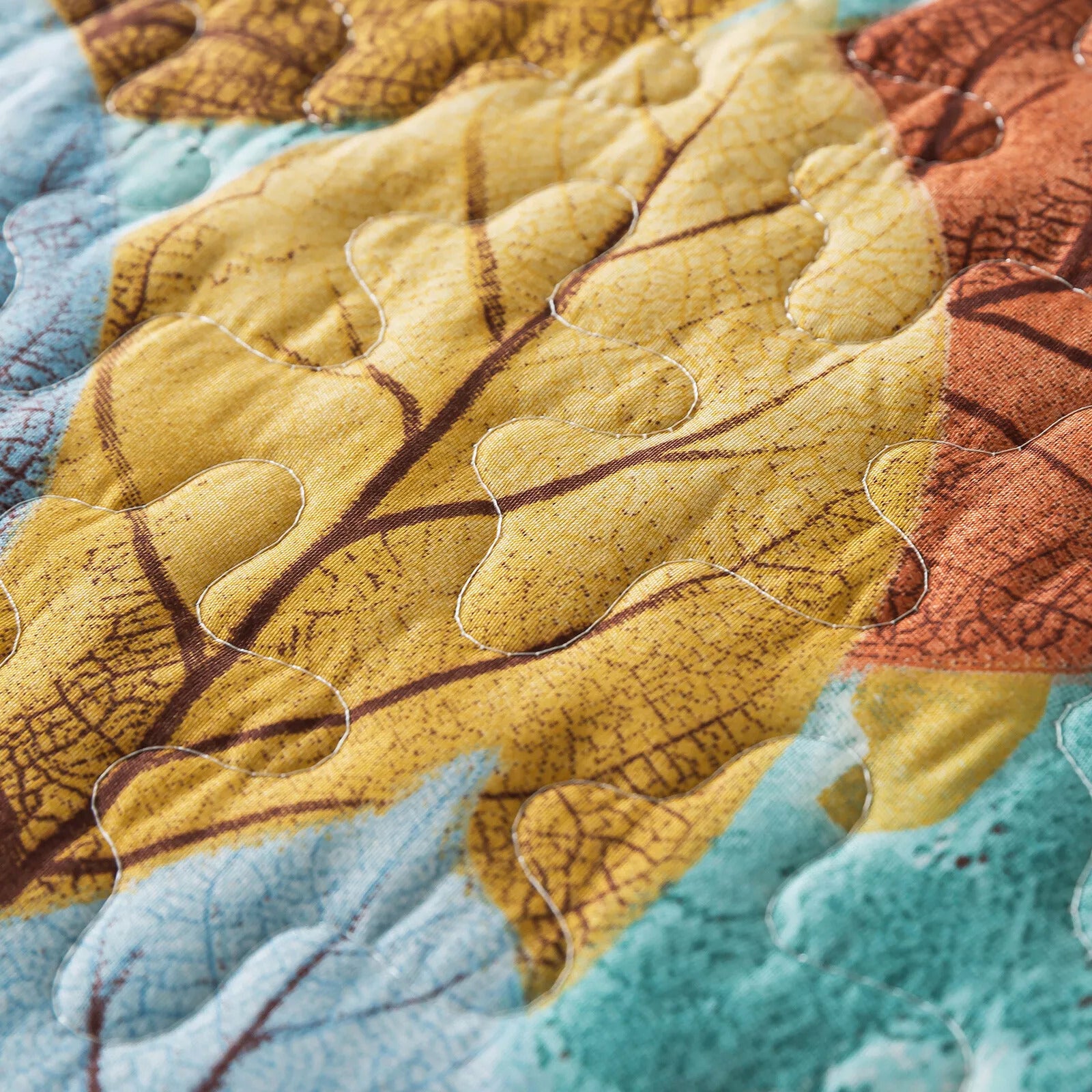 Majestic Quilted bedspread and pillowcovers set: Enhance Your Sleep Experience - Queen size with leaf pattern quilting detail close-up