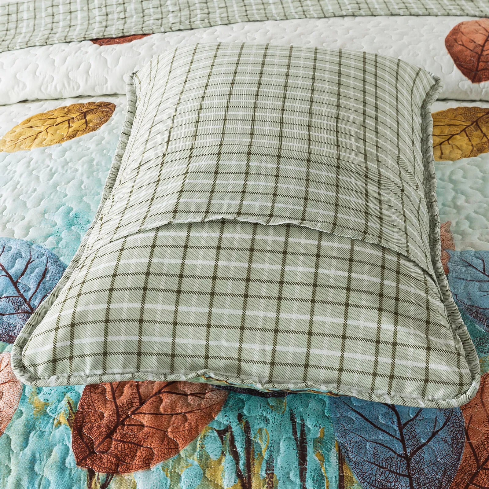 Majestic Quilted bedspread and pillowcovers set: Enhance Your Sleep Experience - Queen size with leaf-pattern quilt and plaid pillowcover