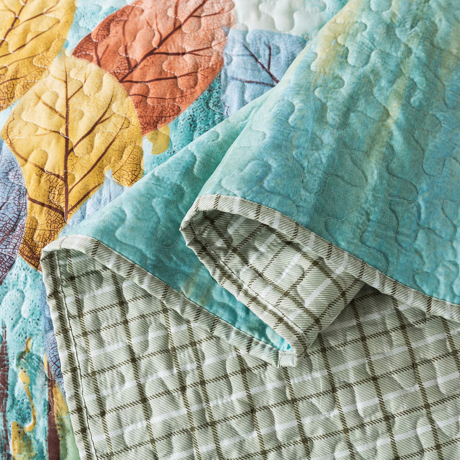Majestic Quilted bedspread and pillowcovers set: Enhance Your Sleep Experience - Queen size with leaf pattern and reversible check design