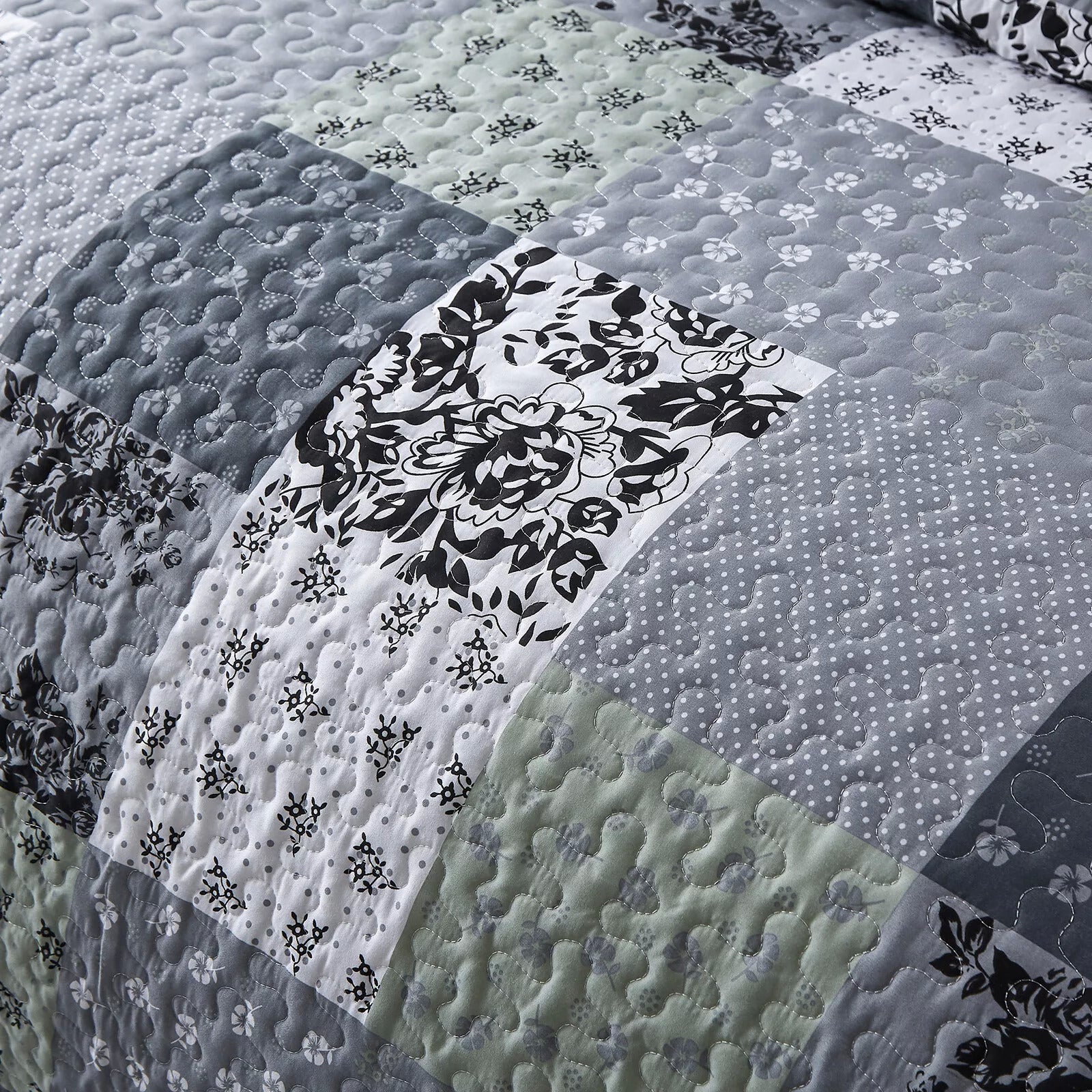 Vivacious Quilted bedspread and pillowcovers set: Full of Life and Energy - Queen size with gray and black floral patchwork design