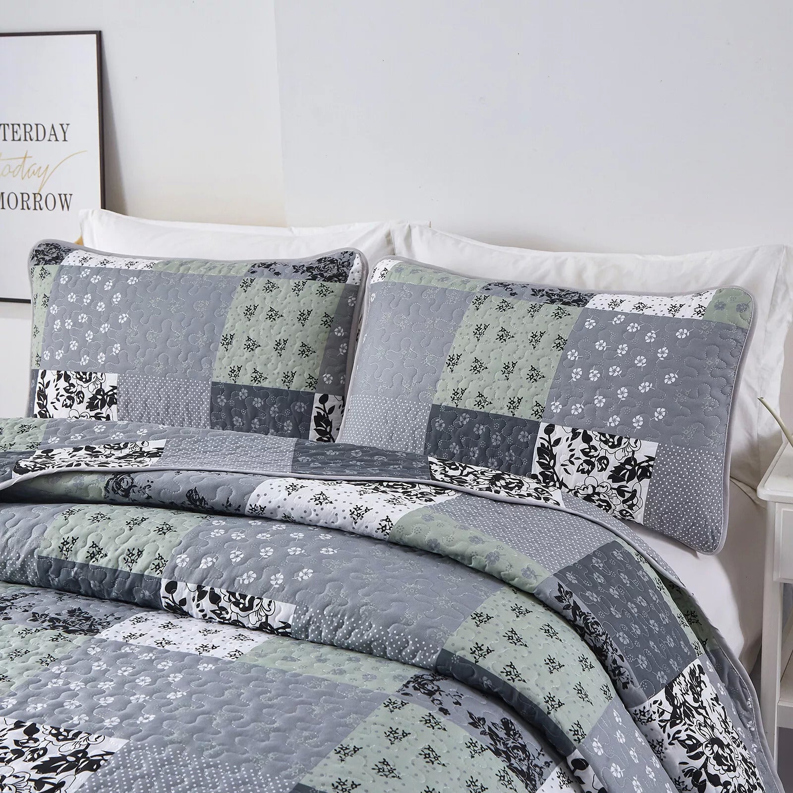Vivacious Quilted bedspread and pillowcovers set: Full of Life and Energy - Queen size with patchwork design in soft gray and green tones