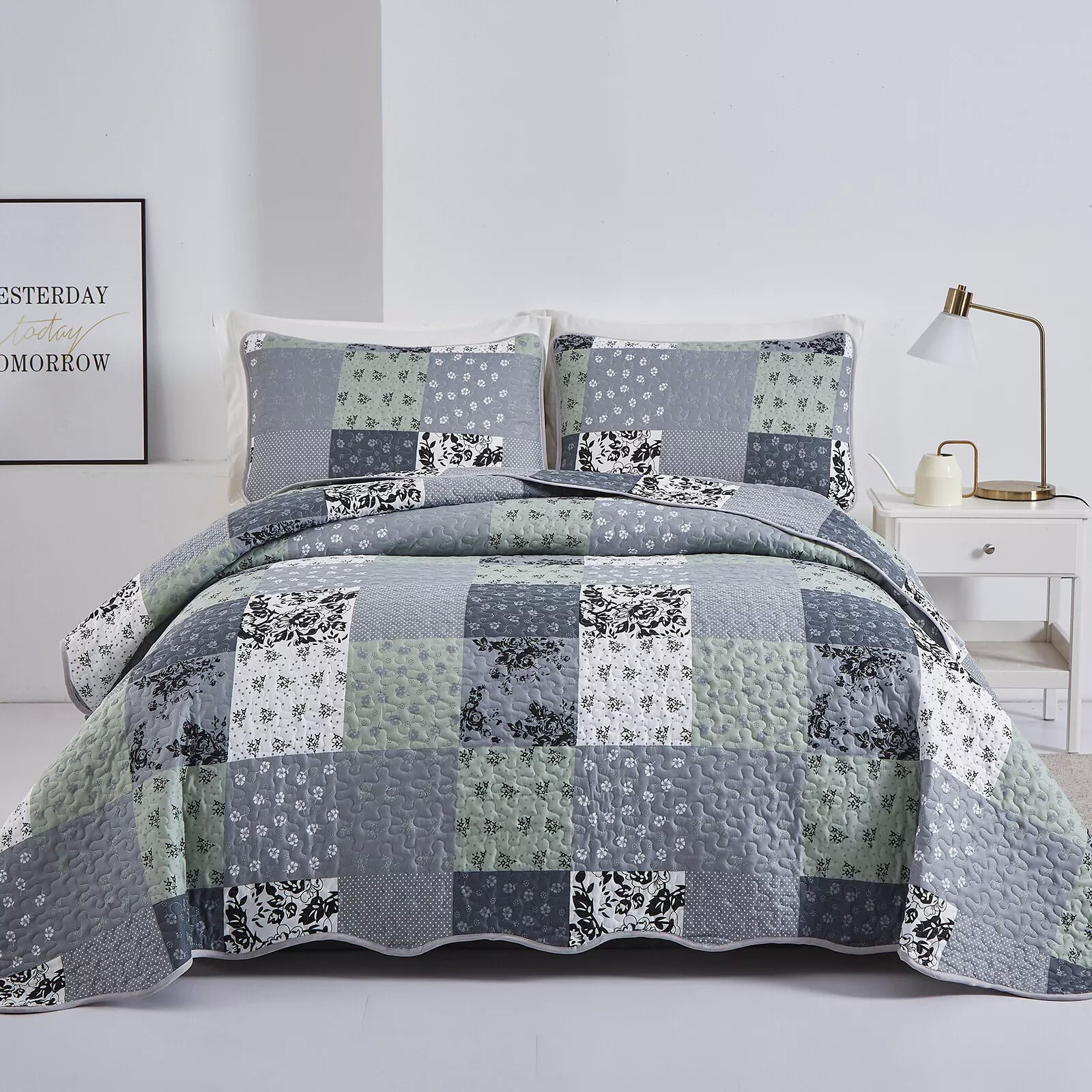 Vivacious Quilted bedspread and pillowcovers set: Full of Life and Energy - Queen size in patchwork design on a neatly made bed