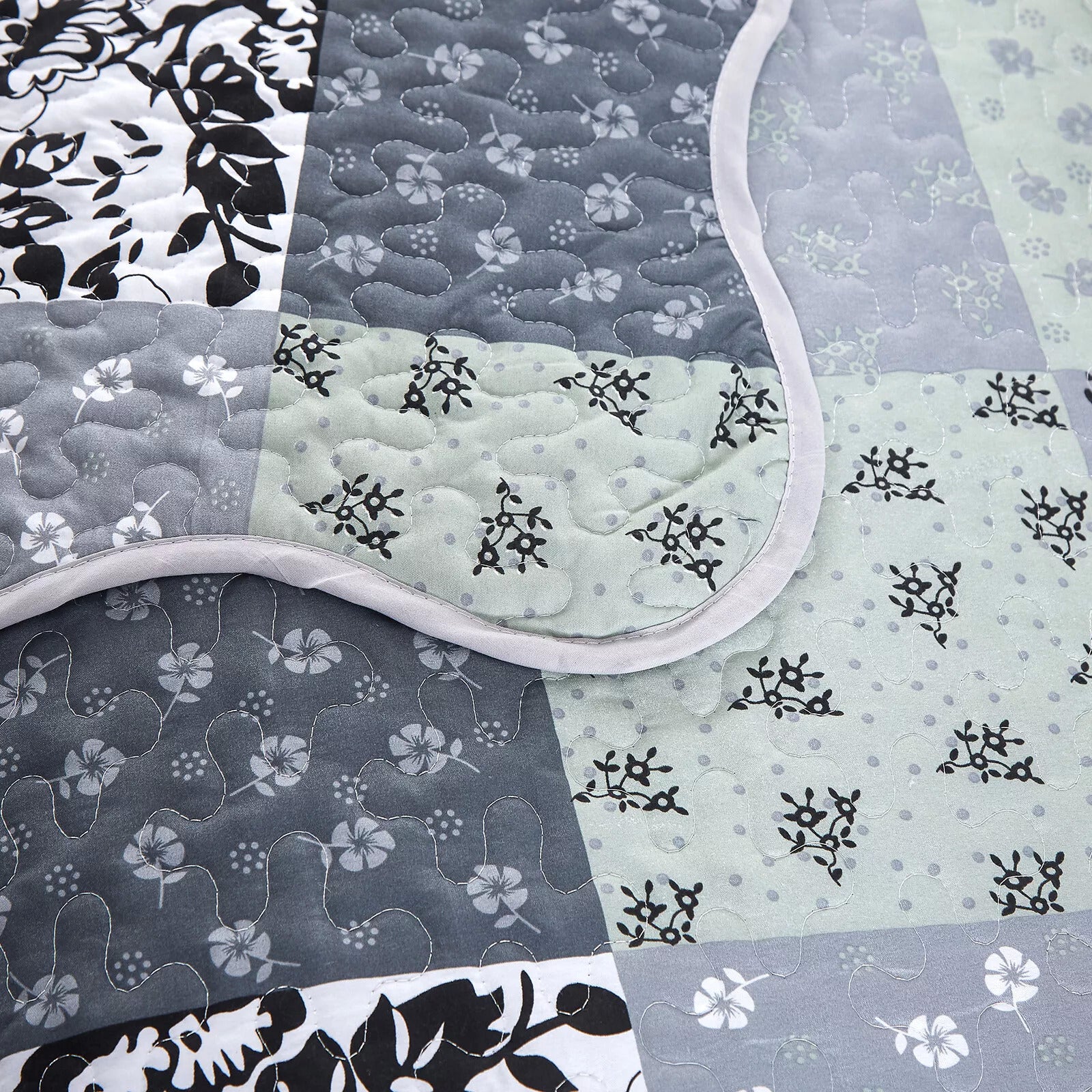 Vivacious Quilted bedspread and pillowcovers set: Full of Life and Energy - Queen size with floral patchwork design and quilted texture