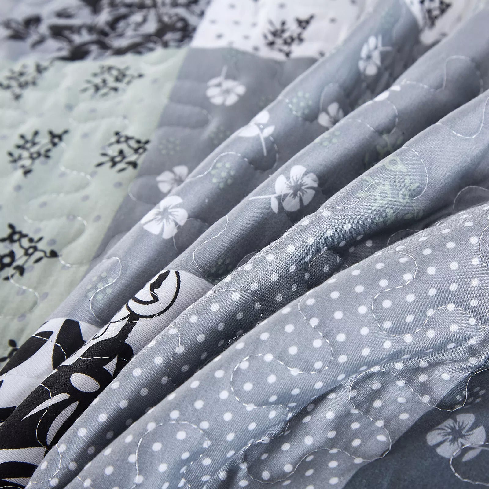 Close-up of Vivacious Quilted bedspread and pillowcovers set: Full of Life and Energy - Queen size with floral and polka dot patterns