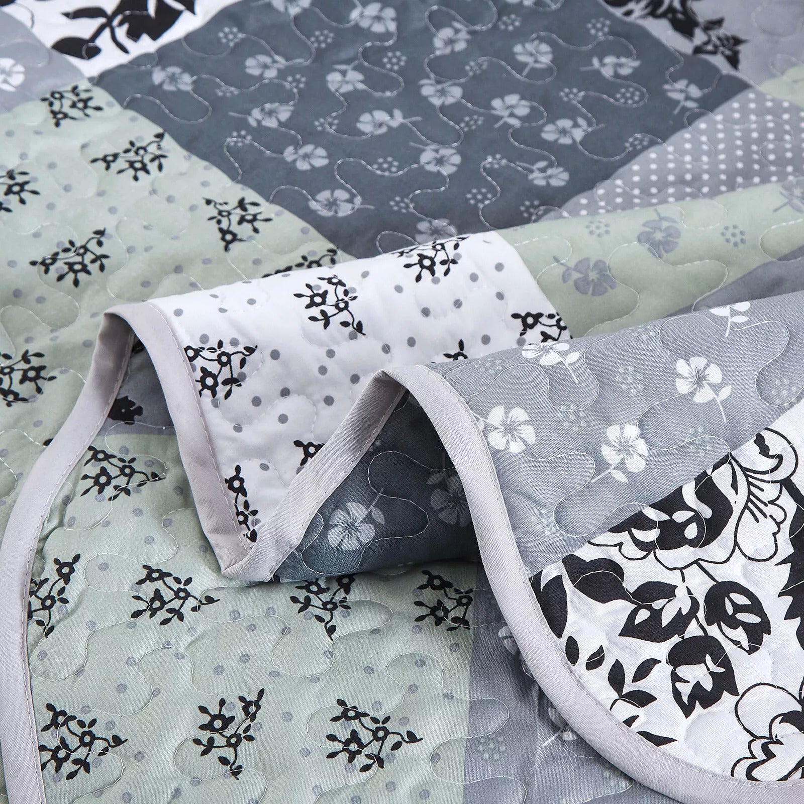 Vivacious Quilted bedspread and pillowcovers set: Full of Life and Energy - Queen size with floral patchwork design and gray trim