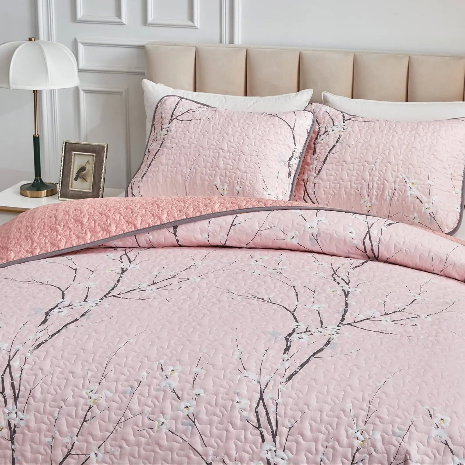 Versatile Quilted Coverlet and Pillowcases Set: Adapts to Every Season - Queen size in soft pink with floral detail on bedzy bed