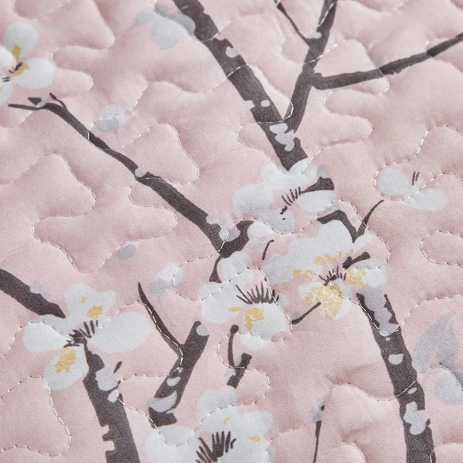 Versatile Quilted Coverlet and Pillowcases Set: Adapts to Every Season - Queen size with floral pattern in pink and white tones