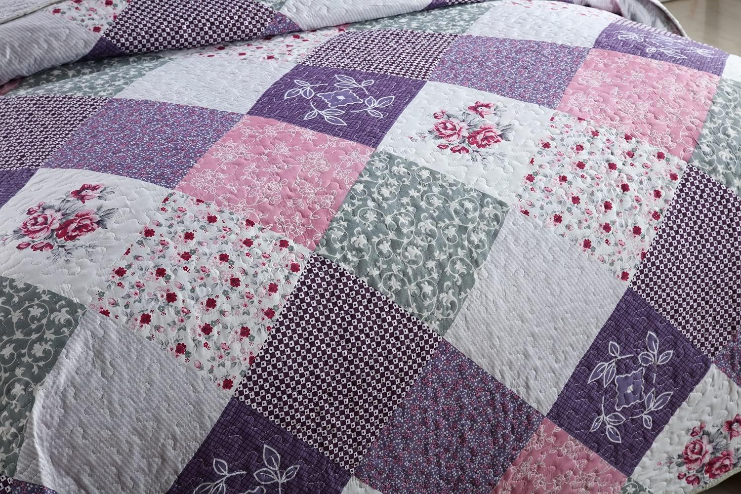 Quaint Quilted bedspread and pillowcovers set: Perfect for a Cozy Retreat - Queen size with floral and patchwork design