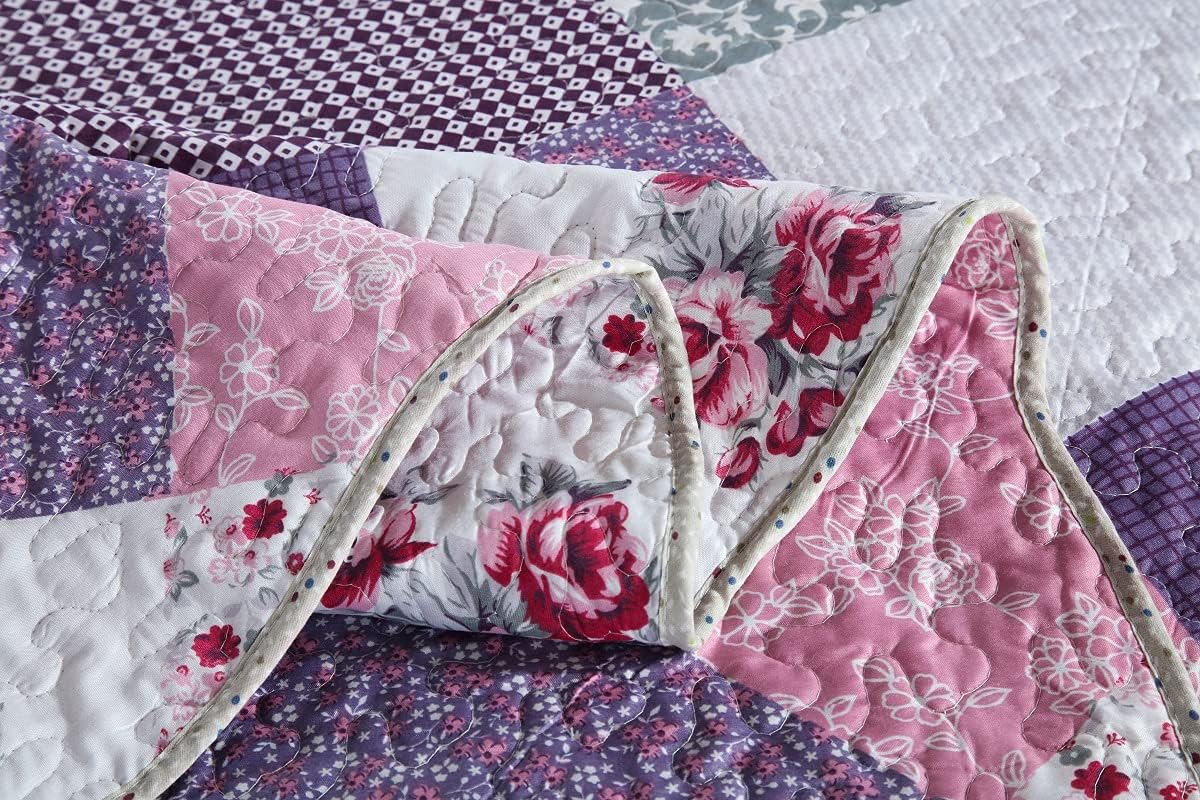 Quaint Quilted bedspread and pillowcovers set: Perfect for a Cozy Retreat - Queen size with floral and patchwork design