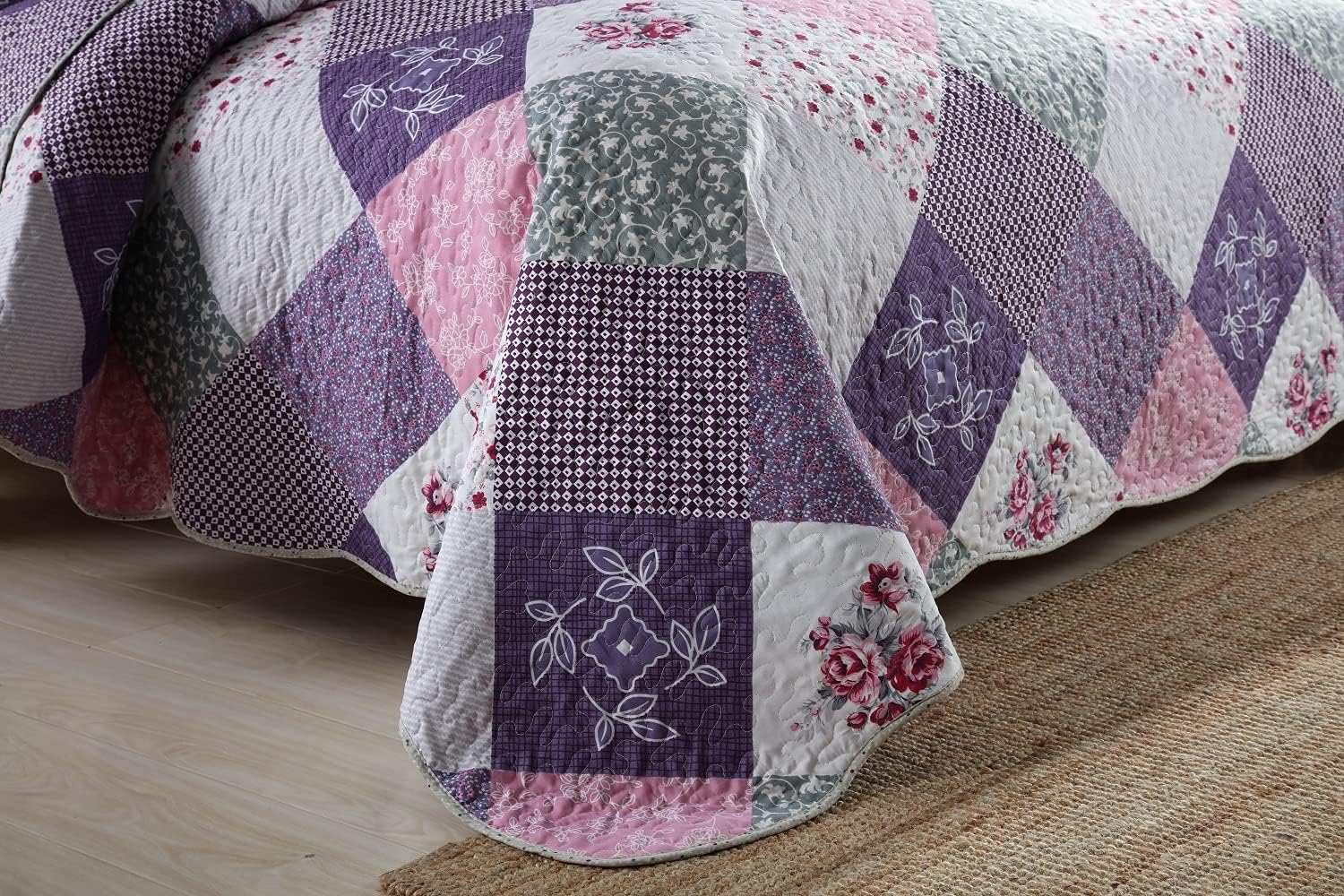 Quaint Quilted bedspread and pillowcovers set: Perfect for a Cozy Retreat - Queen size with patchwork design on bed in bedroom setting