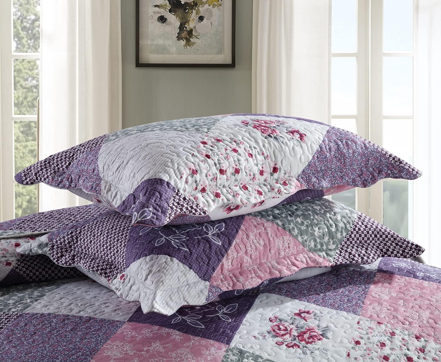 Quaint Quilted bedspread and pillowcovers set: Perfect for a Cozy Retreat - Queen size with floral patchwork design in bedroom setting