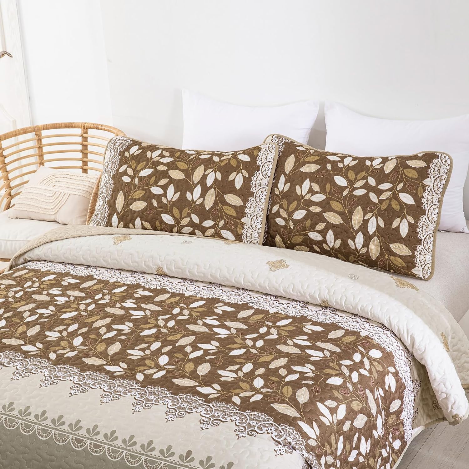 Sophisticated Quilted Bedspread and Pillowcases Set: Exquisite Design and Comfort - Queen size with leaf pattern and lace trim on bedzy bed