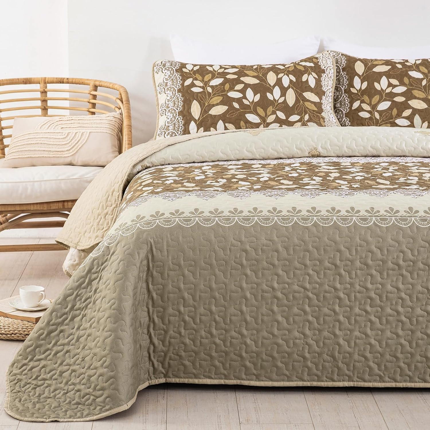 Sophisticated Quilted Bedspread and Pillowcases Set: Exquisite Design and Comfort - Queen size with floral patterns in neutral tones
