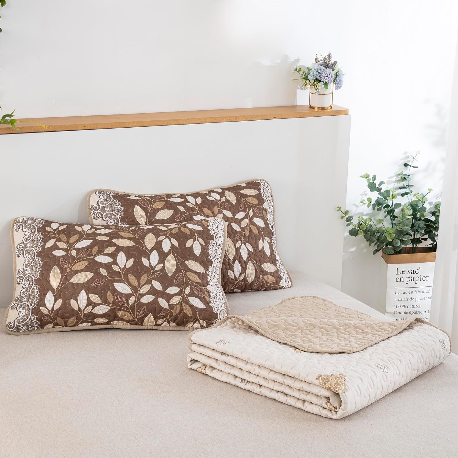 Sophisticated Quilted Bedspread and Pillowcases Set: Exquisite Design and Comfort - Queen size with floral pattern and beige tones on bedzy bed