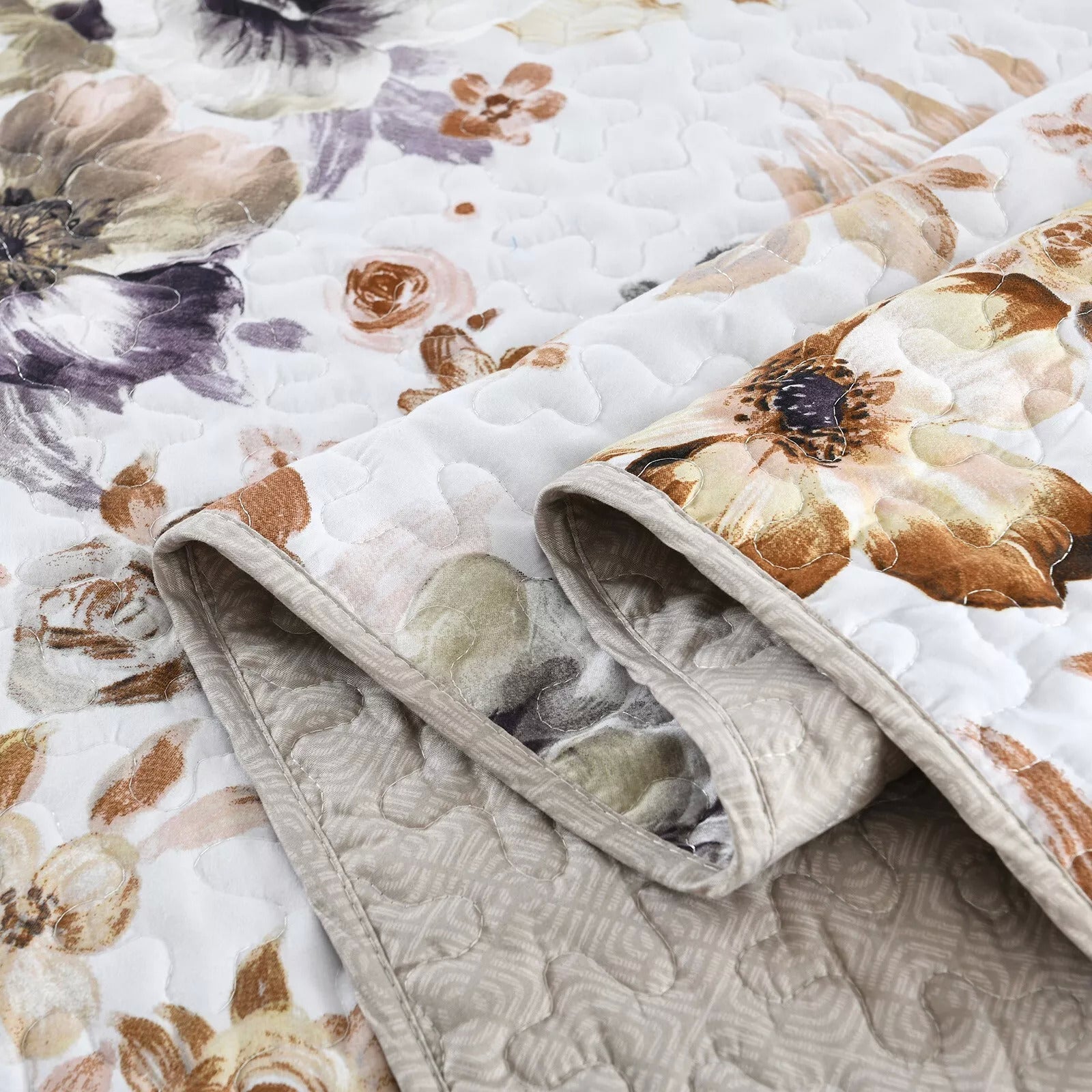 Zen Quilted bedspread and pillowcovers set: Find Your Inner Peace - Queen size with floral pattern and quilted texture close-up
