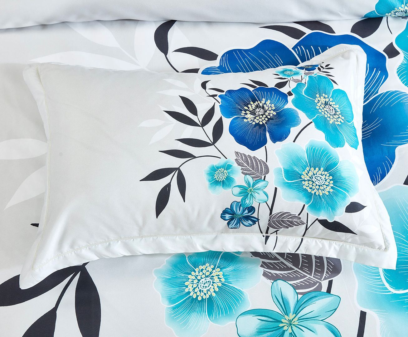 Braithe Floral Quilt Cover Set - King Size pillowcase and quilt cover with blue floral design on white bedding by Bedzy