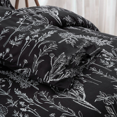 Floral Leaves Comforter Set, King Size, Microfiber Quilted Bedding with Pillowcase in black with white botanical print