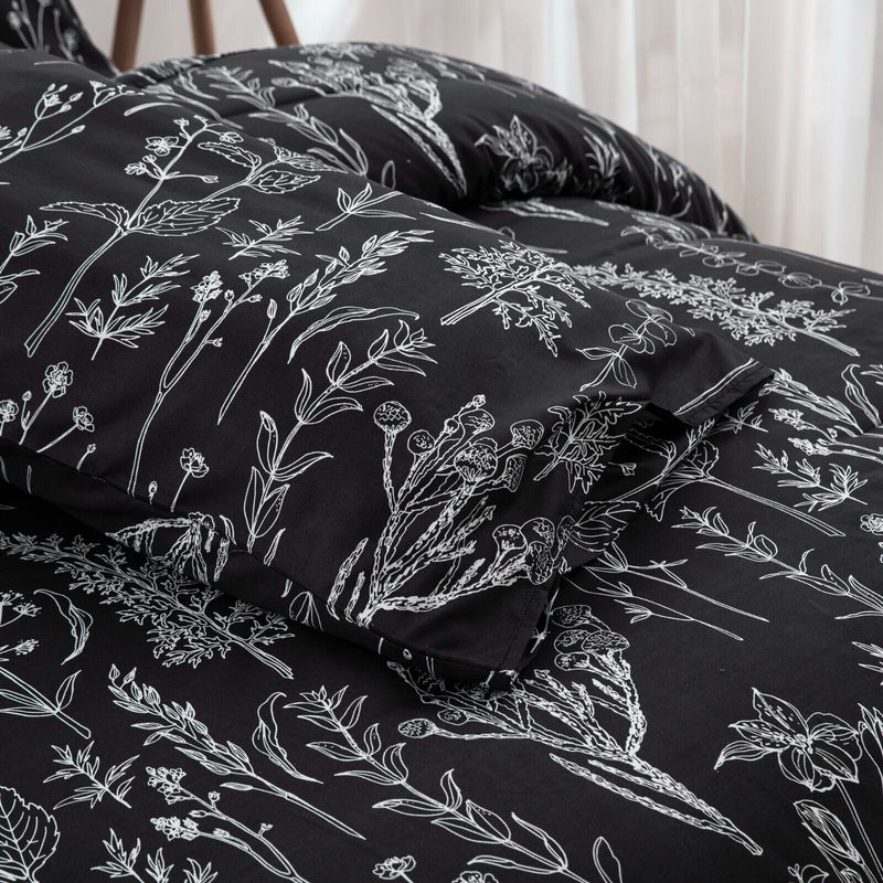 Floral Leaves Comforter Set, King Size, Microfiber Quilted Bedding with Pillowcase in black with white botanical print