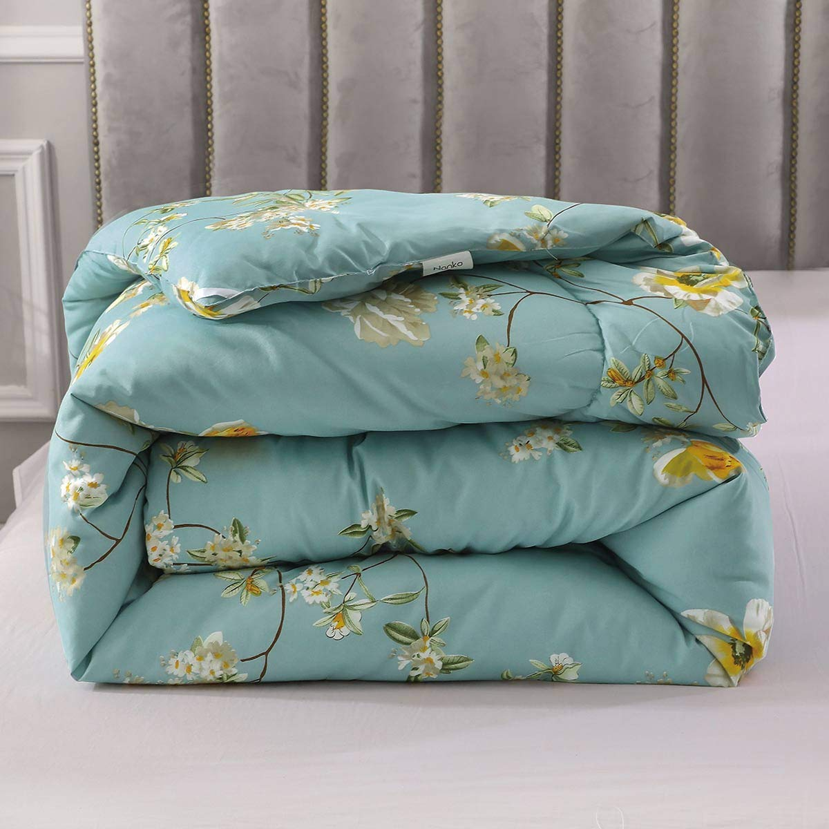 Floral Soft Comforter Set, Queen/King Size, Quilted Bedding for All Seasons with blue floral pattern on bed background