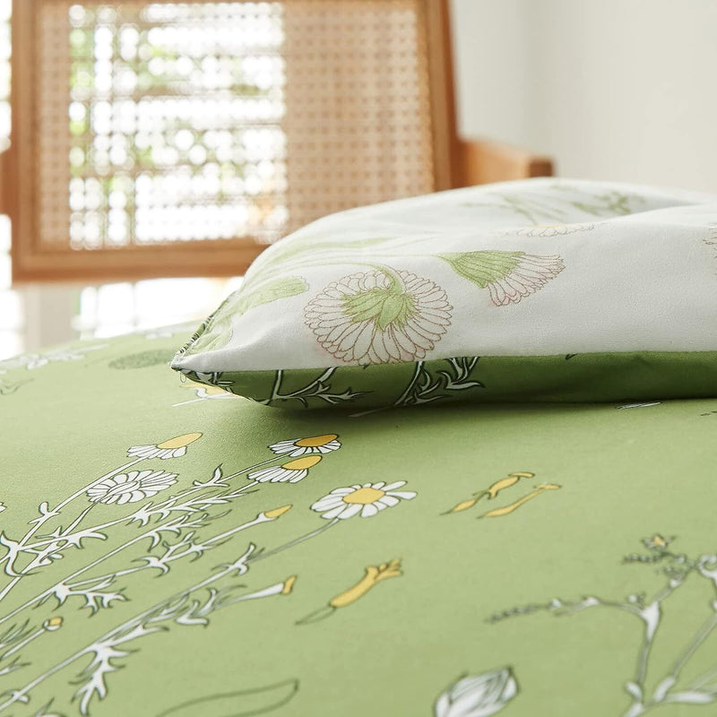 Vintage Delicate green bloom 3 Pc Comforter & Pillow Cover Set with floral pattern on lightweight bedding in bedroom setting